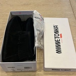 BNIB Minnetonka Suede Back Zip Softsole Boot (black, size 7)